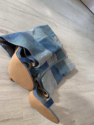 uzunbogaz: Denim materialdan dizə qədər uzunluqda qadın çəkmələri-sandallar — 4