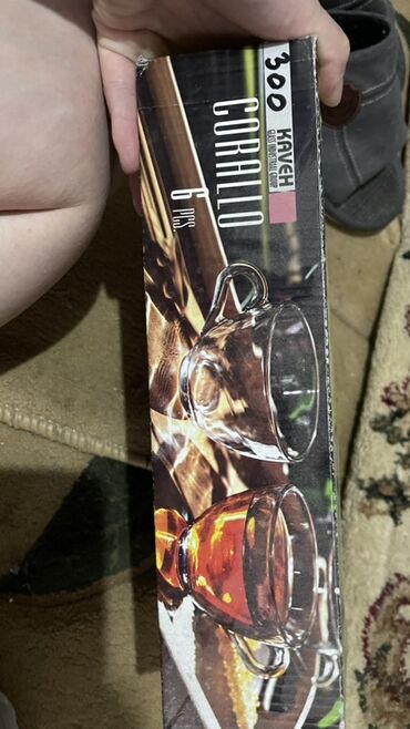 Посуда: Предлагается набор различной посуды, включающий круглые и квадратные — 18