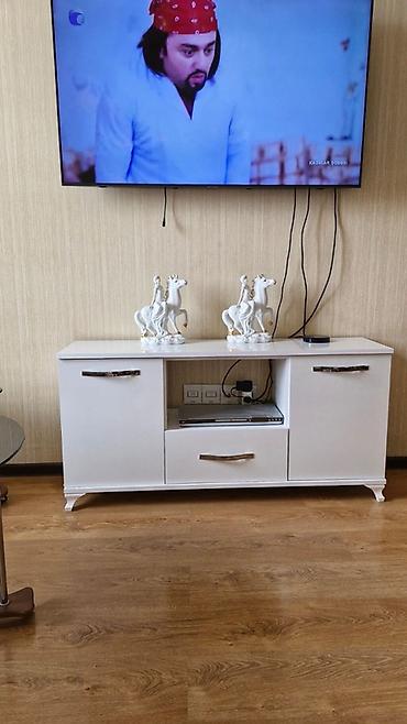 tv altdığı: Ağ rəngli TV altlığı satilir. Olculeri 130 uzunlugu,eni 35,hundurluyu — 1