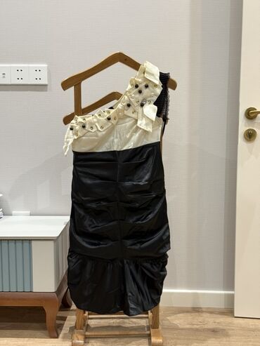 Dəstlər, kostyumlar: Heresi bir iki defe geyilib, S/M, M/L olchulerdir. Qitmeti 30-50 — 5