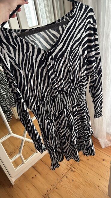Digər qadın geyimləri: Zebra naxışlı qadın donu - Rəng: qara-ağ zebra print - Model: V-yaxa