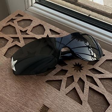 Aksesuarlar: Qara uniseks gün eynəyi – “shield/visor” tipli təkparça linza dizaynı — 3