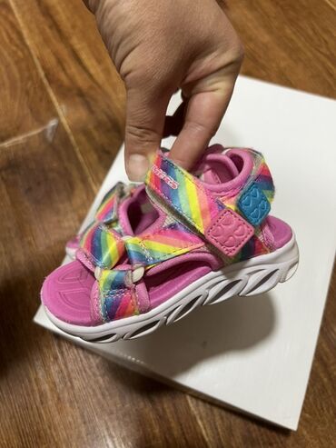 ролик обувь: Детские сандалии Skechers яркой радужной расцветки с розовой подошвой