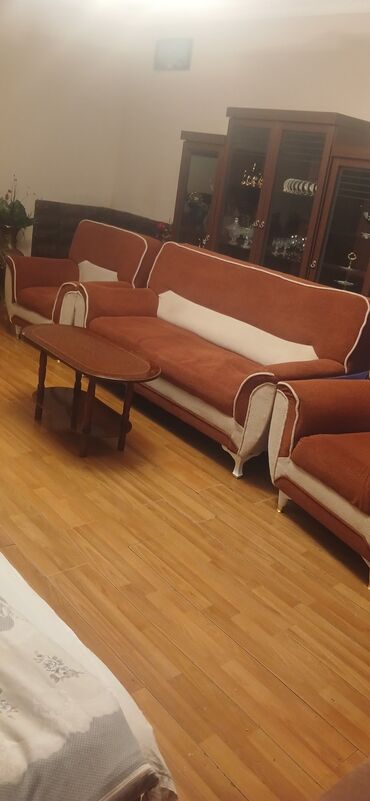 klasik divanlar: İşlənmiş, Klassik divan, Jurnal masası, 2 kreslo, Bazasız, Açılmayan