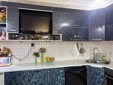 Mətbəx mebeli: Köçürük deyə satılır. Divan üstündə verilir (4 m). Havalandırma, 4 göz — 3