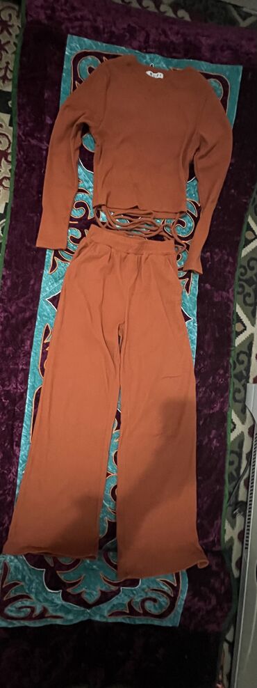Другая женская одежда: Продается 1. Двойка сочно морковного цвета,классно сидит,размер S,M