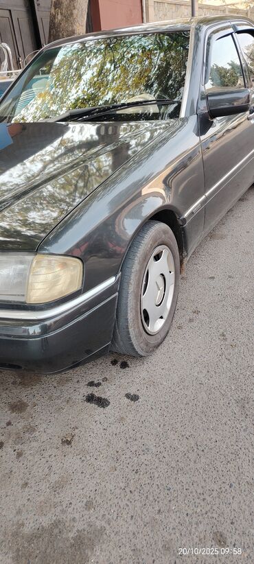 Mercedes-Benz: Mercedes-Benz sedan (W202/C-Class) – be mühərrikli Xüsusiyyətlər: - — 12