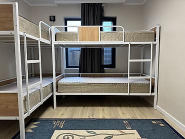bunk bed: Двухъярусная металлическая кровать с декоративными вставками под — 7