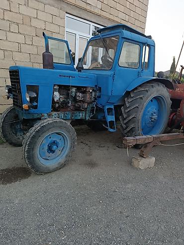 ucuz avtomabillər: Mavi rəngli MTZ tipli təkərli kənd təsərrüfatı traktoru.İli 1990 — 2
