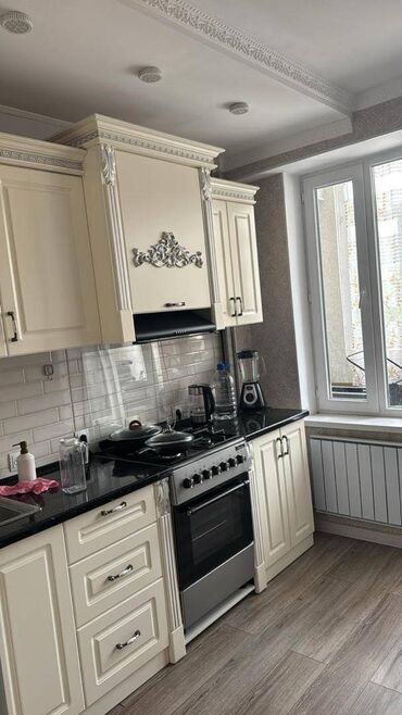 срочно продаю квартиру аламедин базар: 2 бөлмө, 62 кв. м, 3 кабат, Евроремонт