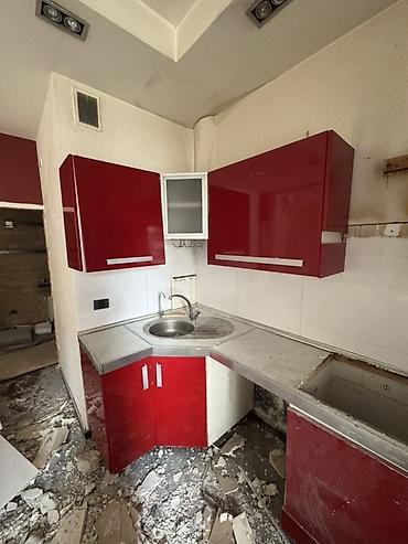 Mətbəx mebel dəsti – künc yerləşimli, qırmızı rəngdə parlaq fasadlarla