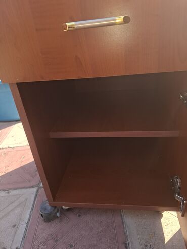 Bra, divar lampaları: Şüşə kölgəli, şirli metal əsaslı, dekorativ qızılı detallı bir divar — 10