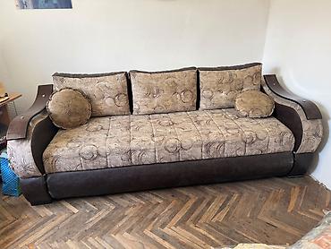 plave stolice: Krevet je potpuno ispravan, stabilan i očuvan. Sve je čitavo osim — 4