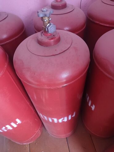 деревянные тапчаны: Баллоны газовые пропановые (красные), вертикальные. - Металлические