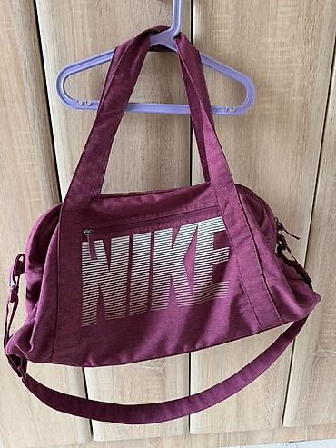 Nike sportska torba – bordo/šljiva boje - Prostrani glavni odeljak sa