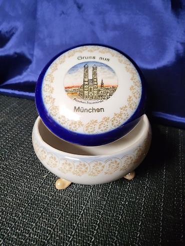 Ostali antikviteti: Satula Thuringen porcelan 1950 do 1970g.Nemacka. Nemacka porcelanska — 1