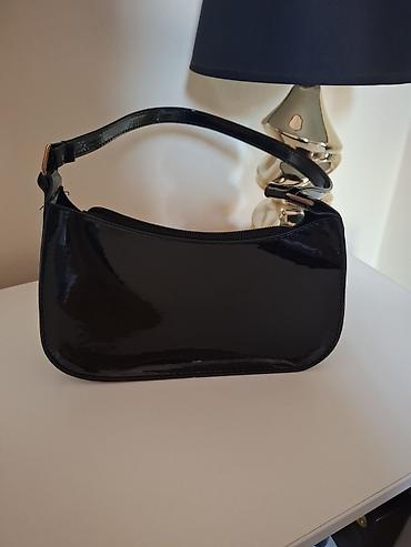 milovana: Crna ženska torbica – baguette/shoulder stil - Materijal: lak — 1
