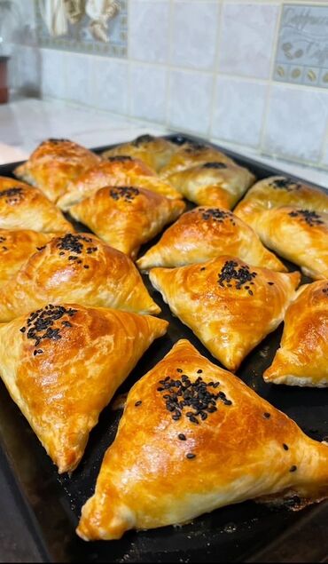 салат сатылат: Свежая выпечка – самса с хрустящей золотистой корочкой, посыпанная