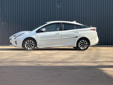 ролс ройс машина: Гибридный автомобиль Toyota Prius белого цвета с современным