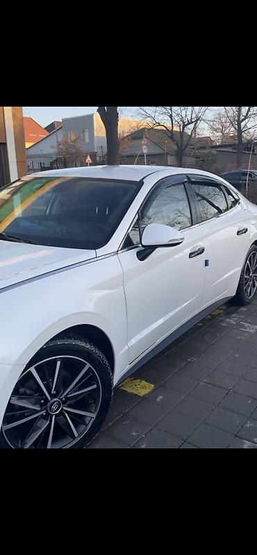 byd e9 1: Элегантный белый седан бизнес‑класса с динамичным купеобразным — 3
