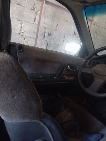 tayota runx: Mazda 626: 1988 г., 2 л, Механика, Бензин, Хэтчбэк
