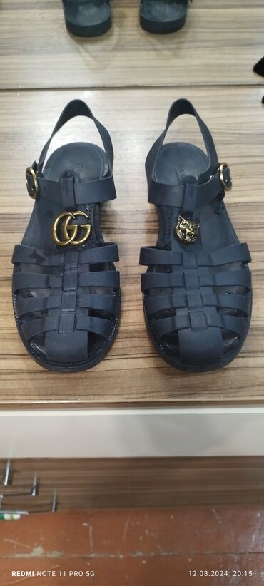 ayaqqabilar kisi ucun qiymetleri: Made in italya - Gucci ayaqqabısı. italyadan alınıb. Real qiyməti 610