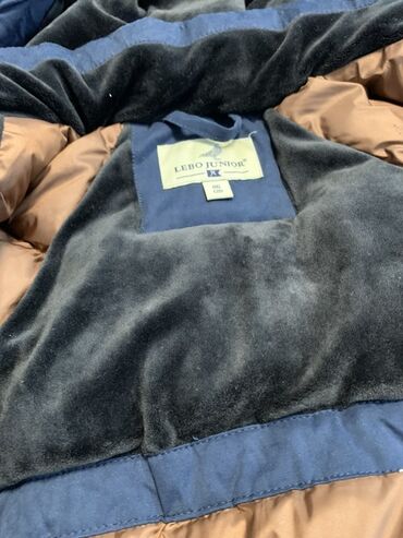 Верхняя одежда: Продаю зимнюю детскую куртку, тёмно‑синяя. Куртка почти новая, носили — 9