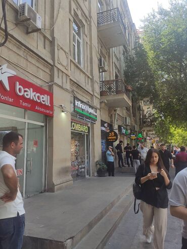 Otaqlar: 28metrosunun yanında,28 Mall yanı əlverişli gediş-gəlişlə yerdə polka