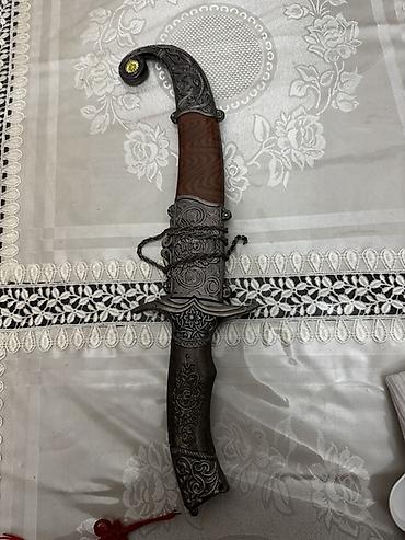 kəsik əl şəkilləri: Şərq üslublu dekorativ xəncər - Ümumi dizayn: Əlcəyi və qınında oyma — 2