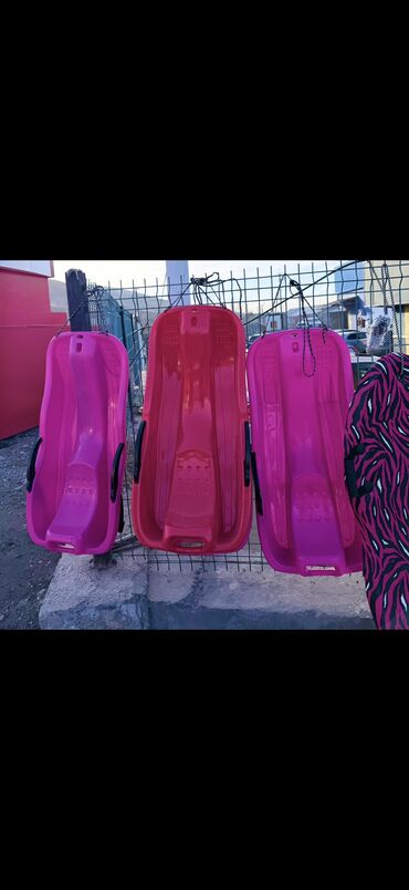 Санки и тюбинги: Прочные ледянки и санки для зимних покатушек. Ледянки: - Жесткая — 17