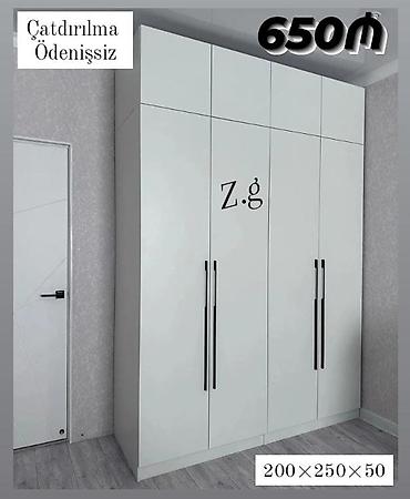Ağ rəngli, müasir dizaynlı qarderob şkafı. Üst dolablarla birlikdə