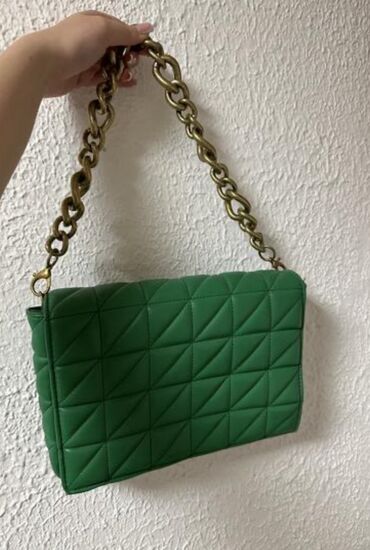 zara rolke ženske: Potpuno nova viralna Zara zelena torba sa zlatnim lancem. Dužina torbe