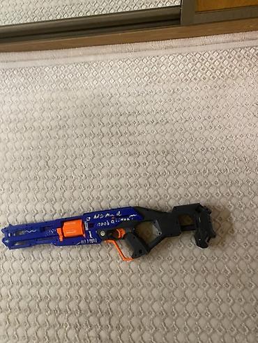 oyuncak silah: Oyuncaq blaster / tüfəng tipli atıcı təqdim olunur. Məhsul mavi, qara — 2