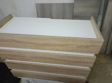 Komode: Pult 12 Materijal i Dekor: Izrađuje se od univera debljine 18mm u — 7