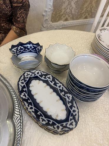 dish sets: Набор столовой посуды,преимущественно фарфор с синим узором и — 1