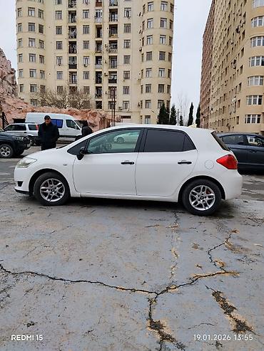 Toyota: Toyota Auris, ağ rəng, hetçbek kuzov. Əsas xüsusiyyətlər: - 5 qapı — 8