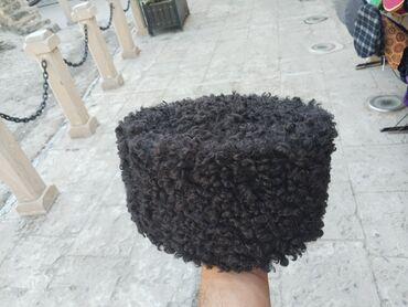 Рубашки: Yüksək keyfiyyətli qara qoyun yunundan hazırlanmış papaq. Yumşaq və
