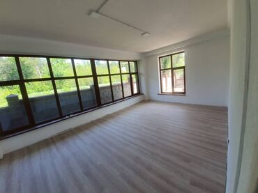 Аренда коммерческой недвижимости: Сдаются офисы 35 квадратных панорамные окна внутри два кабинета 27 и 8