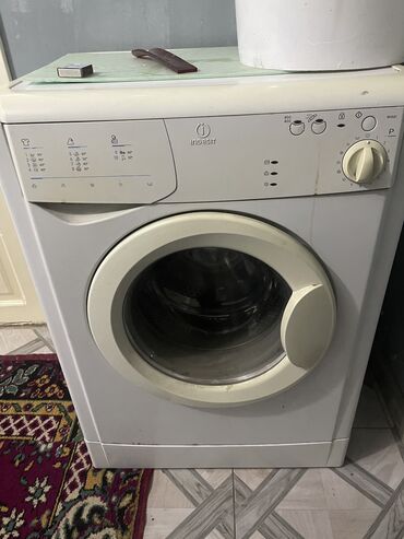продать бу стиральную машину: Стиральная машина Indesit, Б/у, Автомат, До 7 кг, Компактная