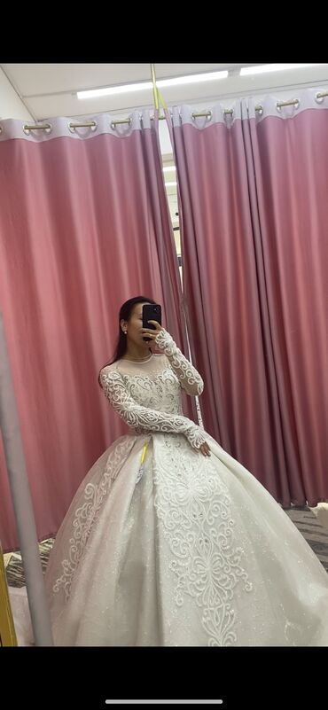 свадебный фата: Свадебное платье 👰🏻‍♀️ абсолютно новое украшен камнями цвет жемчужный