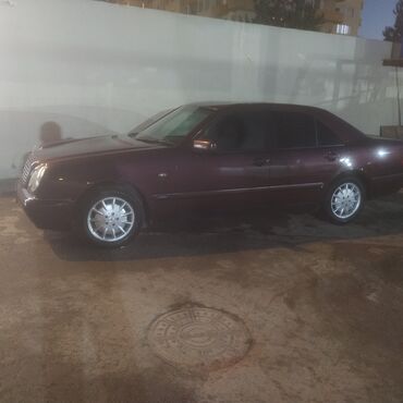 e class: Mercedes-Benz E 200: 2 l | 1997 il Sedan