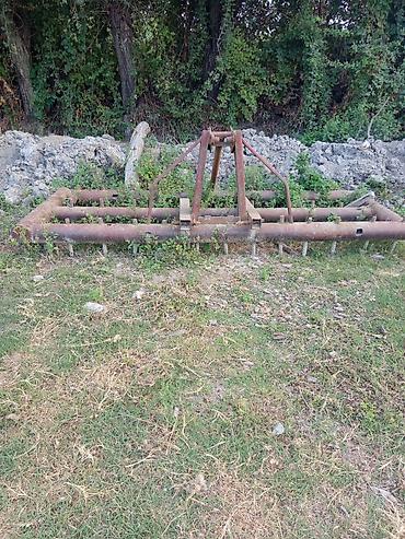 yer sumlayan traktor: Mala - Korpus: möhkəm metal karkas, dördbucaq çərçivə konstruksiyası — 1