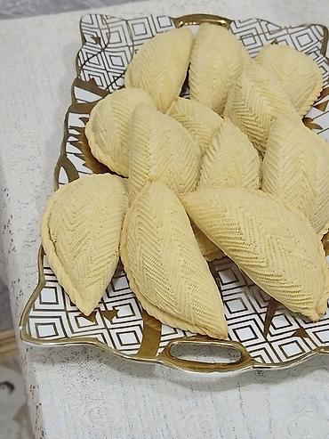 novruz xurmasi: Şəkərbura, ənənəvi Azərbaycan şirniyyatıdır. Bu şirniyyatın xarici — 2