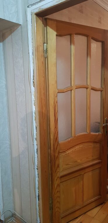 ağ tülpan qiyməti: Taxta qapi. Əla vəziyyətdədir. 2 ədəd var. Qiymət 1 ədədin dir