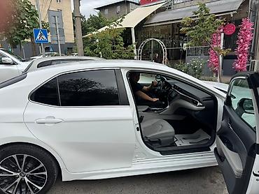 Toyota: Белый седан с просторным салоном, отделанным светлой кожей и тканью. В — 3