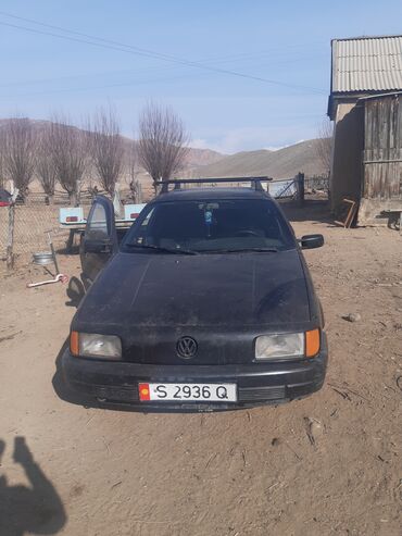 машина с российскими номерами: Volkswagen Passat: 1990 г., 1.8 л, Механика, Бензин, Седан