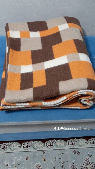 продаю одеяла: Продается 2х.сп.одеяло,100% чистый шерть,пр-во Италия новая