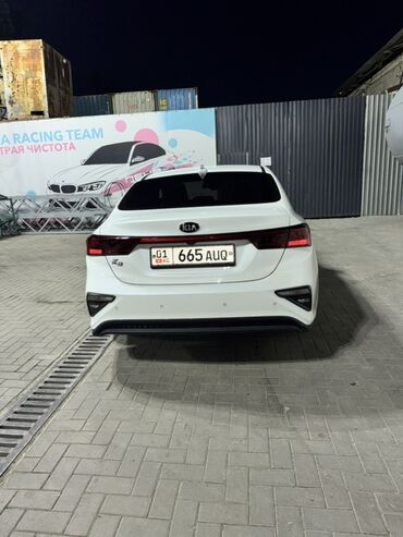 киа малолитражка: Kia 3 белого цвета, современный седан с элегантным дизайном. Задние