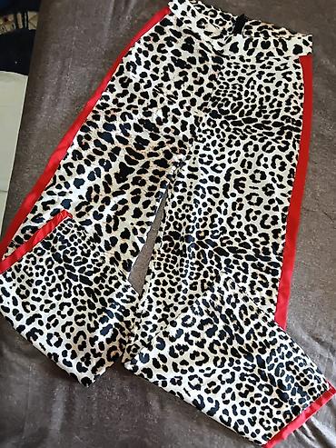 Ženske pantalone sa leopard printom i crvenim bočnim trakama - Model — 1