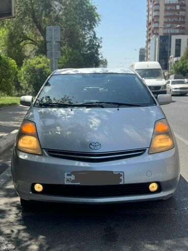 Кастрюли: Toyota Prius (2-ci nəsil) hibrid hetçbek - Gümüşü rəng, 5 qapı -